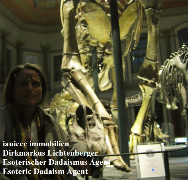 2013-10-13-berlin-dirkmarkus-lichtenberger-mit-sara-und-siri-kunst-spiel-aesthetik-dinosaurier-skelett-beuys-lebt